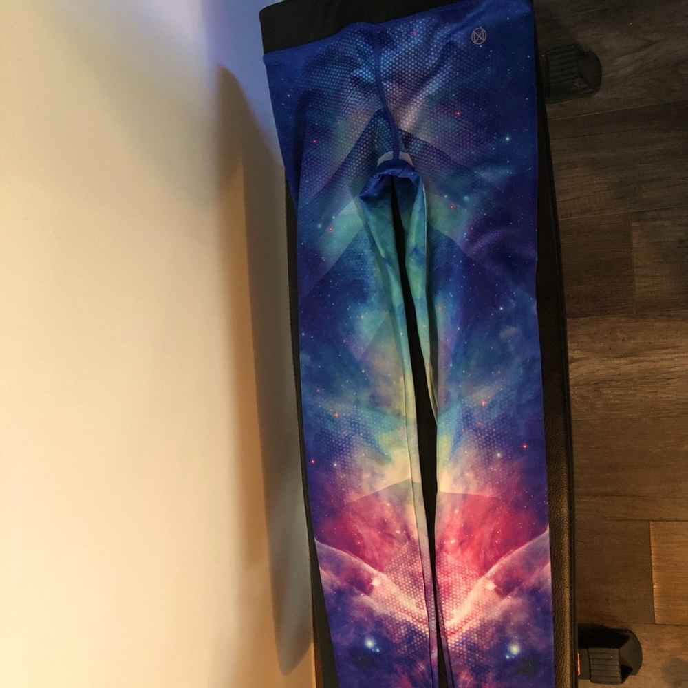 EUC Cosmic pattern leggings size small